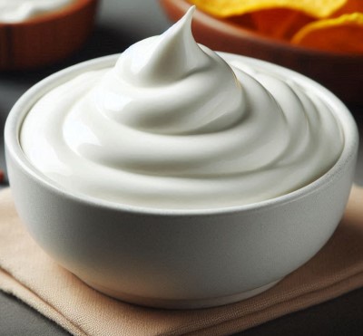 Crema agria en un cuenco